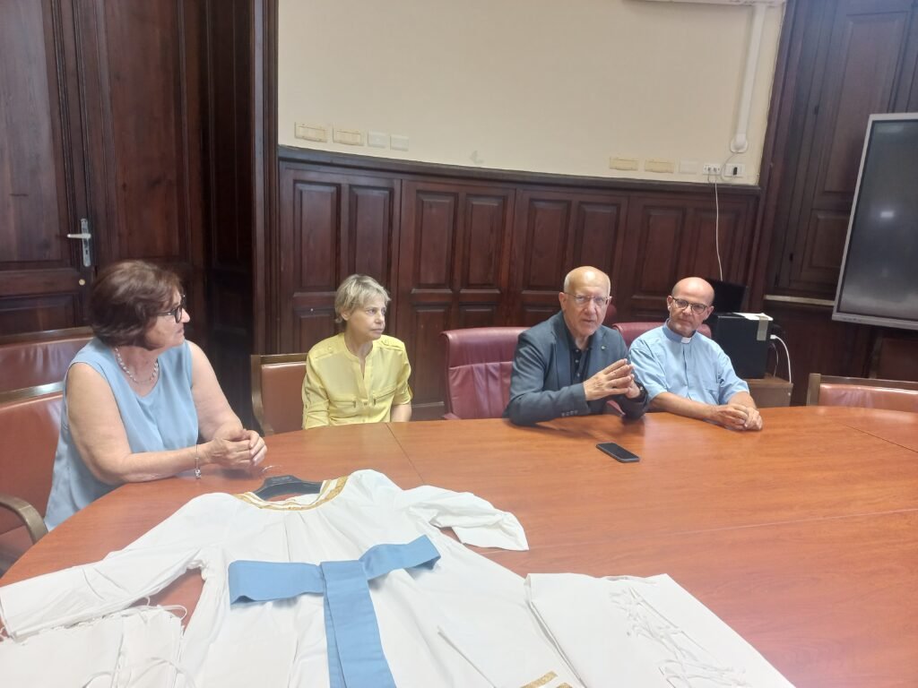Consegnati oggi i vestiti nuovi delle statue dell’Assunta e di Gesù del Carro Votivo della Vara 3 Vestiti Vara 1