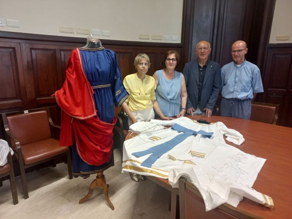 Consegnati oggi i vestiti nuovi delle statue dell’Assunta e di Gesù del Carro Votivo della Vara 1 Vestiti Vara