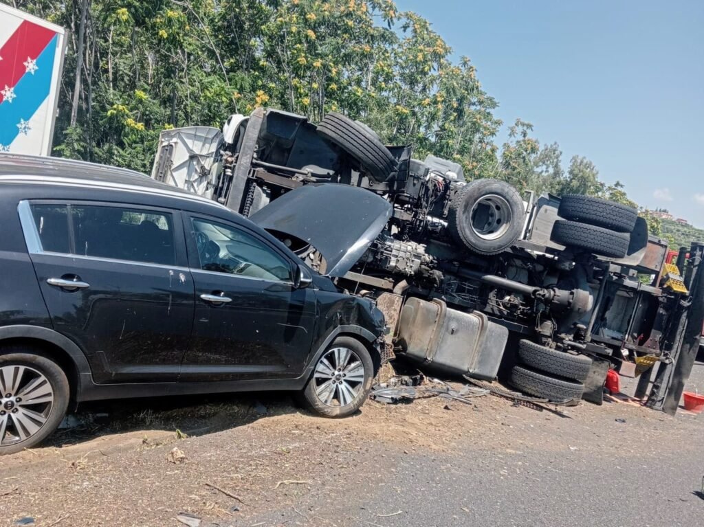 A18 - Camion si ribalta e auto lo tampona. Tre feriti non gravi. 2 Incidente a18