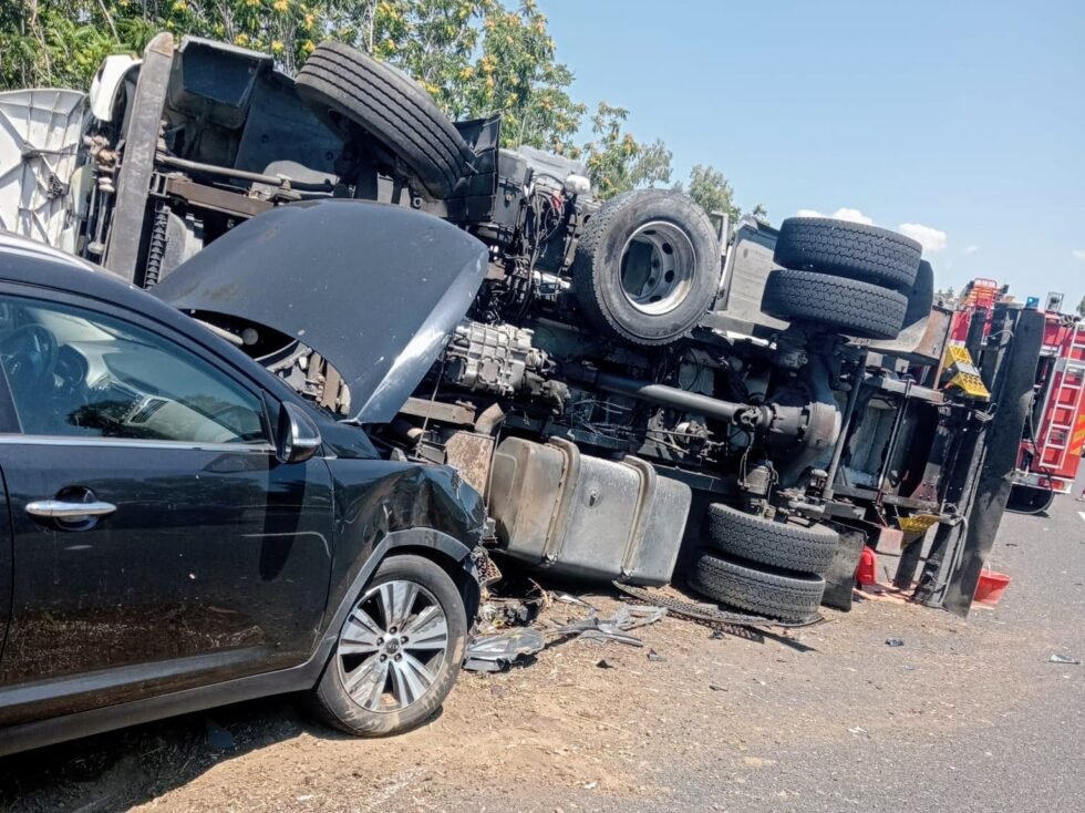 A18 - Camion si ribalta e auto lo tampona. Tre feriti non gravi. 1 Incidente a18
