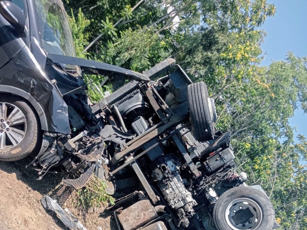 A18 - Camion si ribalta e auto lo tampona. Tre feriti non gravi. 5 Incidente a18