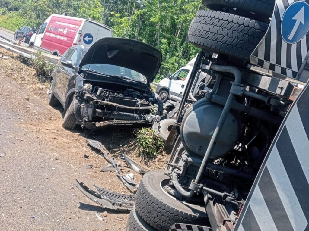 A18 - Camion si ribalta e auto lo tampona. Tre feriti non gravi. 4 Incidente a18