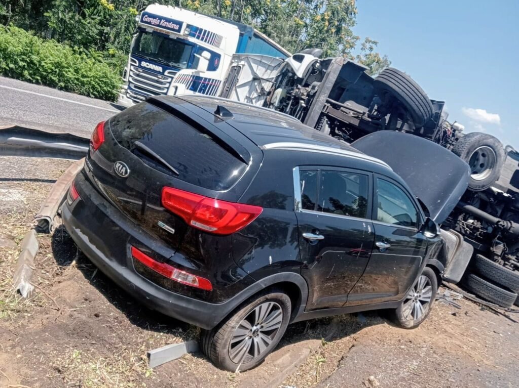 A18 - Camion si ribalta e auto lo tampona. Tre feriti non gravi. 3 Incidente a18