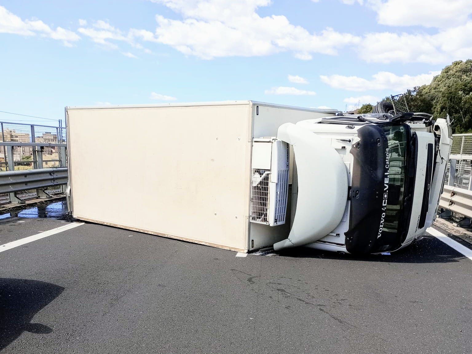 A18 nel Caos: In attesa della gru, il traffico è un Inferno e il Sindaco di Taormina si cuoce in coda aspettando "L'Uomo 56" 5 WhatsApp Image 2025 07 10 at 10.39.46