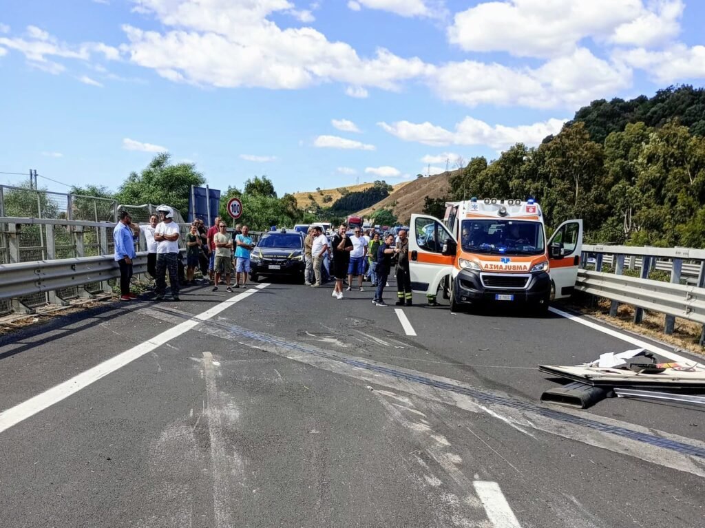 A18 nel Caos: In attesa della gru, il traffico è un Inferno e il Sindaco di Taormina si cuoce in coda aspettando "L'Uomo 56" 3 WhatsApp Image 2025 07 10 at 10.39.47