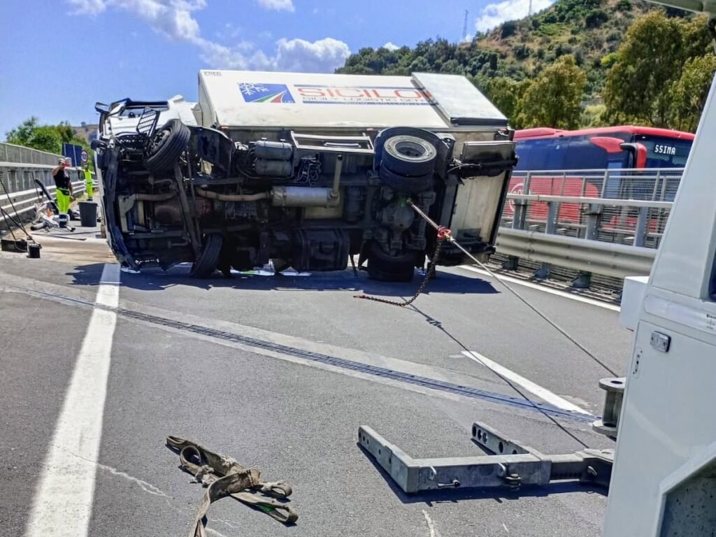 Camion di traverso - A18 riaperta dopo le 16 2 Camion di traverso - A18 riaperta dopo le 16