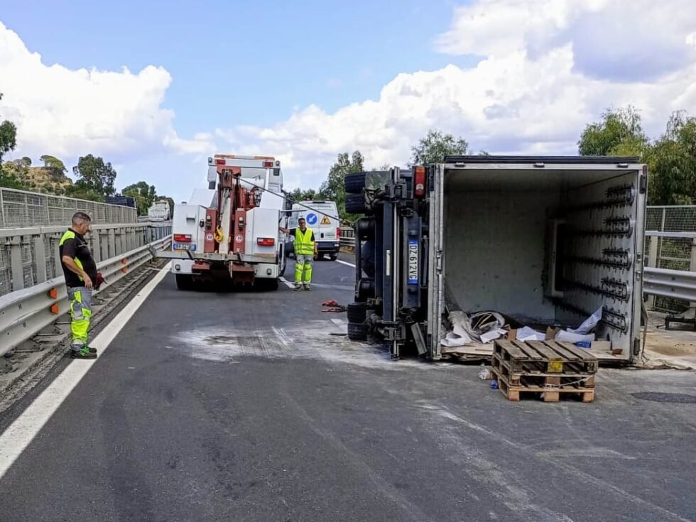 Camion di traverso - A18 riaperta dopo le 16 1 WhatsApp Image 2025 07 10 at 17.24.201