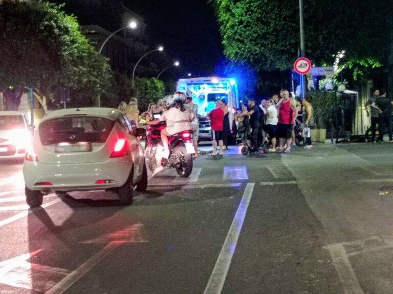 Scontro nella notte in via Cannizzaro, grave un rider. Paura all'incrocio con Viale Italia