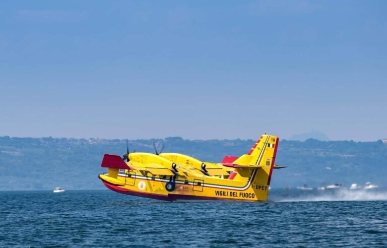Incendio nelle campagne di Cumia, in azione elicottero e Canadair