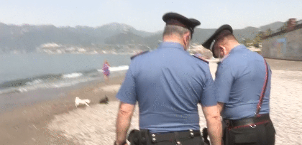 Gazzi, cadavere sulla spiaggia: è un 70enne messinese. Si indaga per malore 3 carabinieri spiaggia
