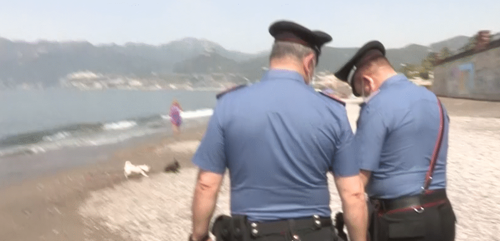 Gazzi, cadavere sulla spiaggia: è un 70enne messinese. Si indaga per malore 1 carabinieri spiaggia