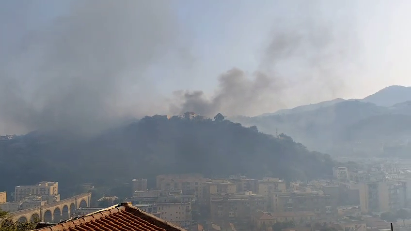 Messina in allarme, vasto incendio a Messina Due. Le fiamme minacciano il serbatoio Amam di Montesanto e le case 3 Incendio Montesanto