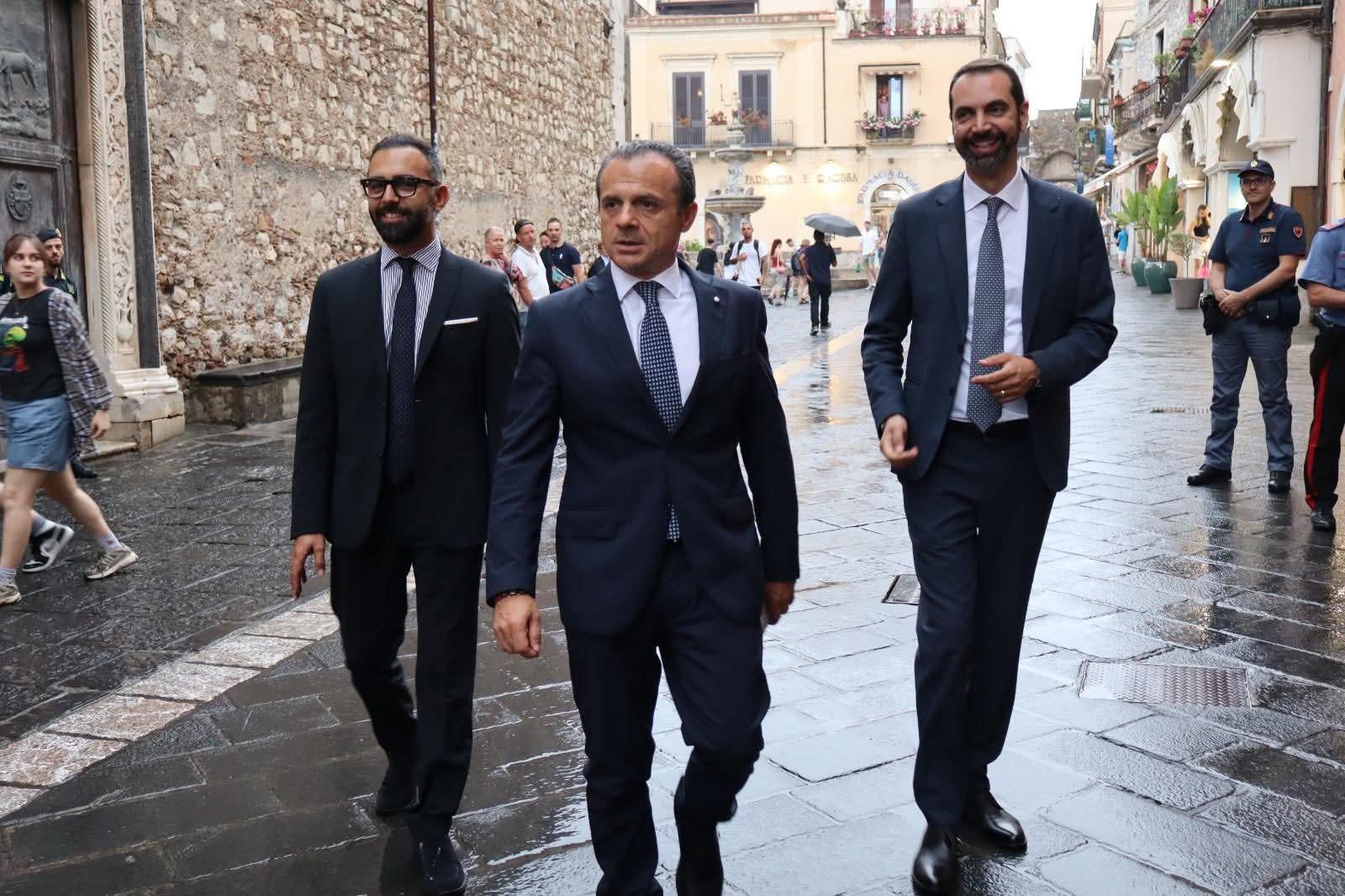Taormina, affondo del PRI: "Sette società partecipate svuotano il Comune. Costi, sprechi e illegittimità" 4 de luca trio taormina
