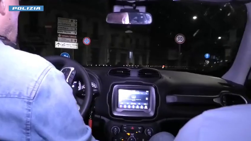 MESSINA, RIONE MANGIALUPI LA POLIZIA ESEGUE 14 ARRESTI PER I DELITTI DI ASSOCIAZIONE FINALIZZATA AL TRAFFICO DI STUPEFACENTI, DETENZIONE E PORTO ILLEGALE DI ARMI 3 droga mangialupi 5