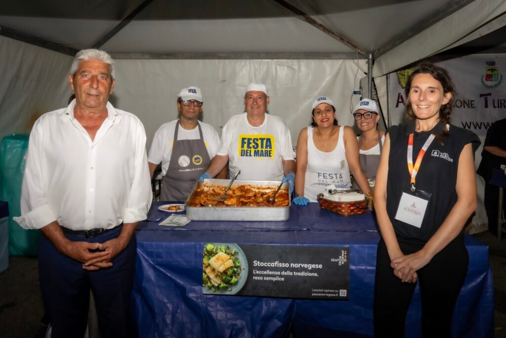 Spadafora, pochi giorni al Gran Finale per la Festa del Mare: un'onda di ritmi e sapori invade il Borgo Marinaro 2 Il Sindaco Lillo Pistone con l'assessore Giuseppe Cannuli
