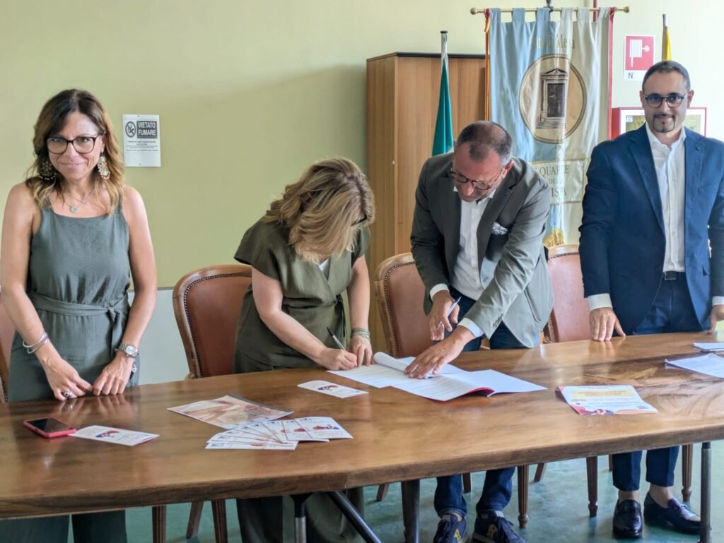 Firmato il protocollo d’intesa tra la Seconda Municipalità Calispera del Comune di Messina e il CeDAV Centro Donne Antiviolenza di Messina per contrastare la violenza di genere. 3 firma protocollo cedav seconda circ (3)