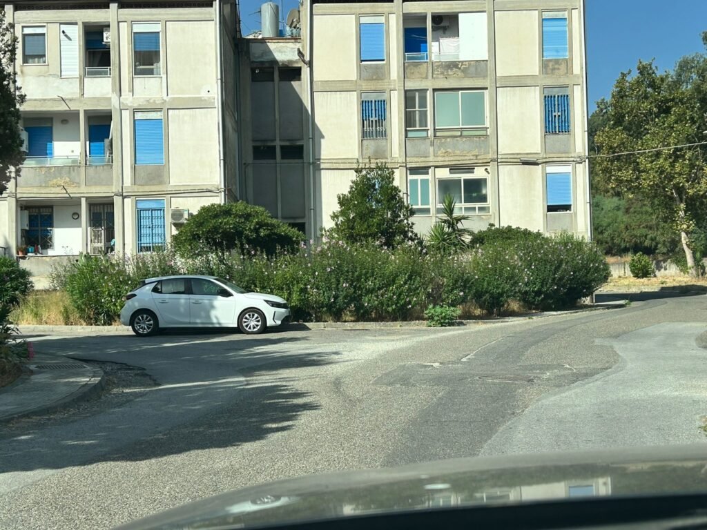 Villa Esperia e Rione Gescal abbandonati dalla Messina Servizi? No, speriamo si tratti di corto circuito senza “rischio di incendi”. 2 foto 6 gescal