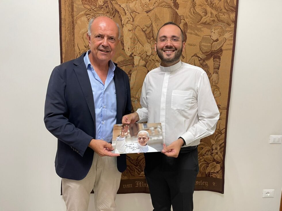 Padre Stefano Trio consegna al Sindaco Midili la foto donatagli dal Papa con la benedizione per la città di Milazzo 1 Il Sindaco di Milazzo Midili riceve la foto del Papa con la benedizione