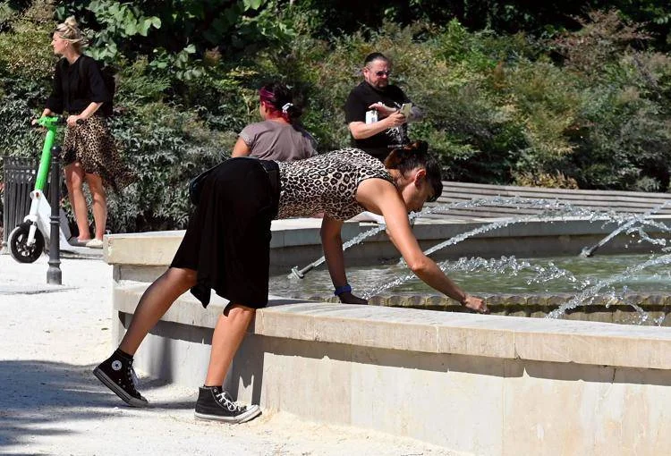 Temperature roventi in Italia, oggi bollino rosso in 20 città per il caldo 1 ftg ipa milano caldo fontana acqua