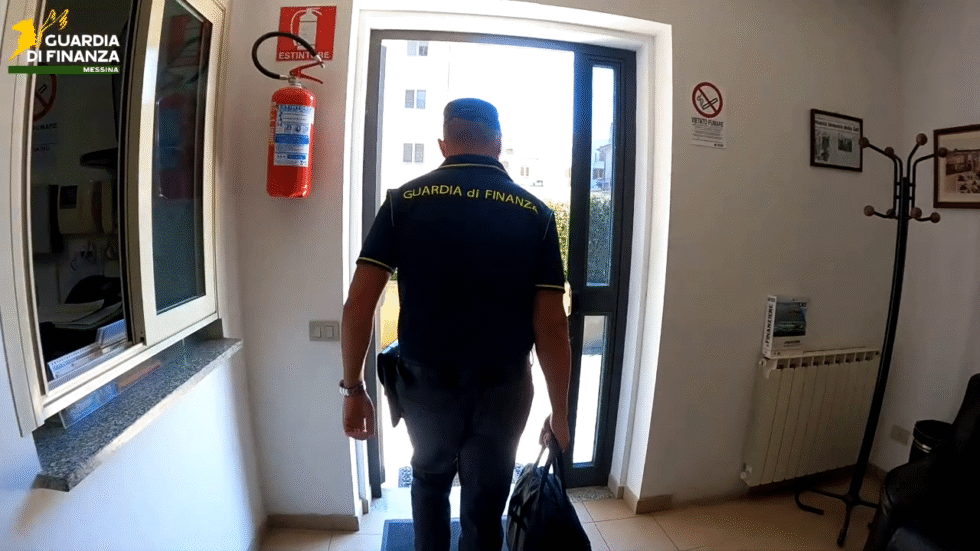 MESSINA - DENUNCIATO UN SOGGETTO PER BANCAROTTA FRAUDOLENTA. SEQUESTRI PER OLTRE UN MILIONE DI EURO. 1 GdF Sant'Agata Militello