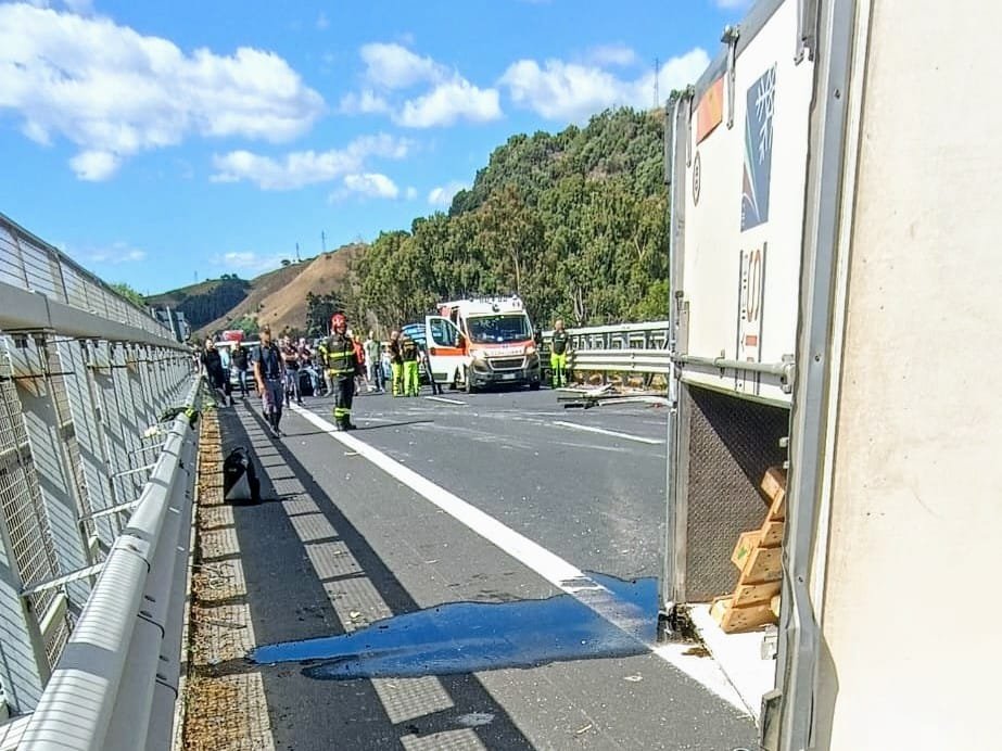 Traffico in tilt sull'A18: camion ribaltato blocca la Messina-Catania 4 incidente a 18 3