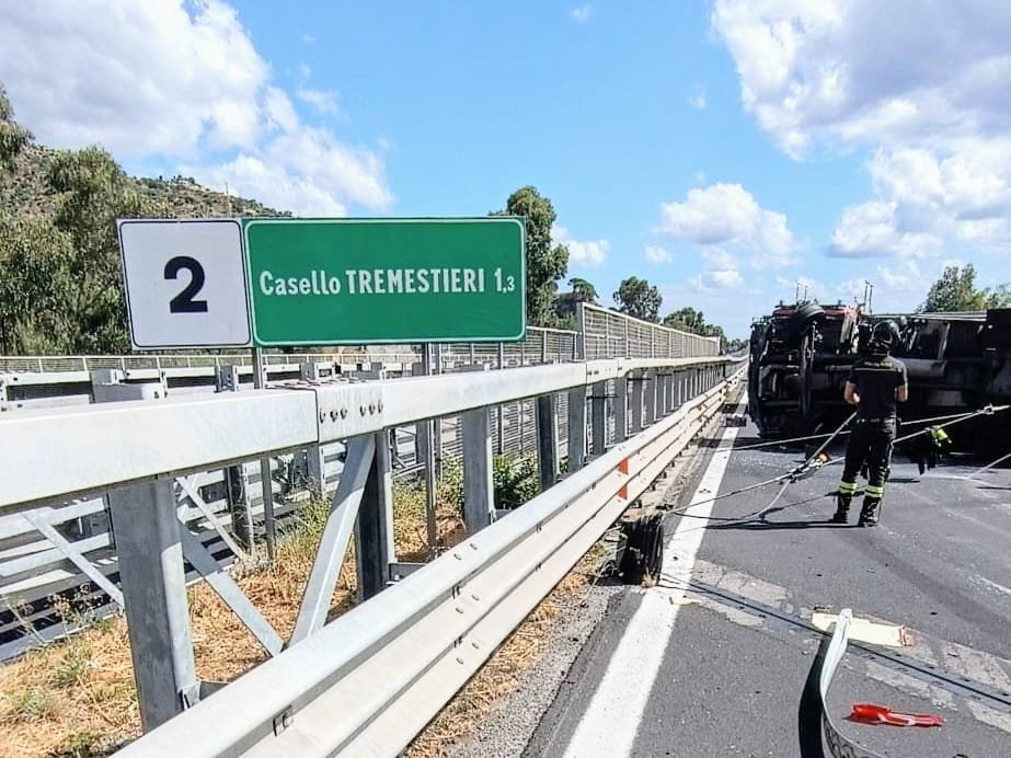 Traffico in tilt sull'A18: camion ribaltato blocca la Messina-Catania 1 incidente a 18 (5)