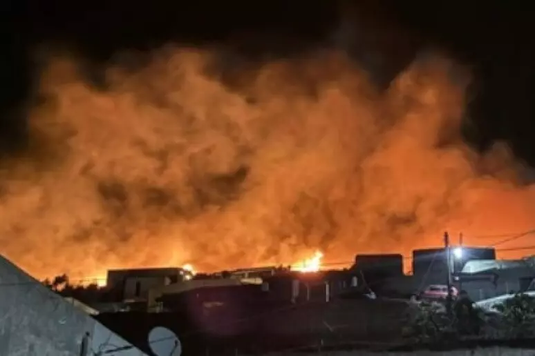 Incendio a Lipari, fuoco lambisce abitazioni e ristorante 1 Incendio Lipari