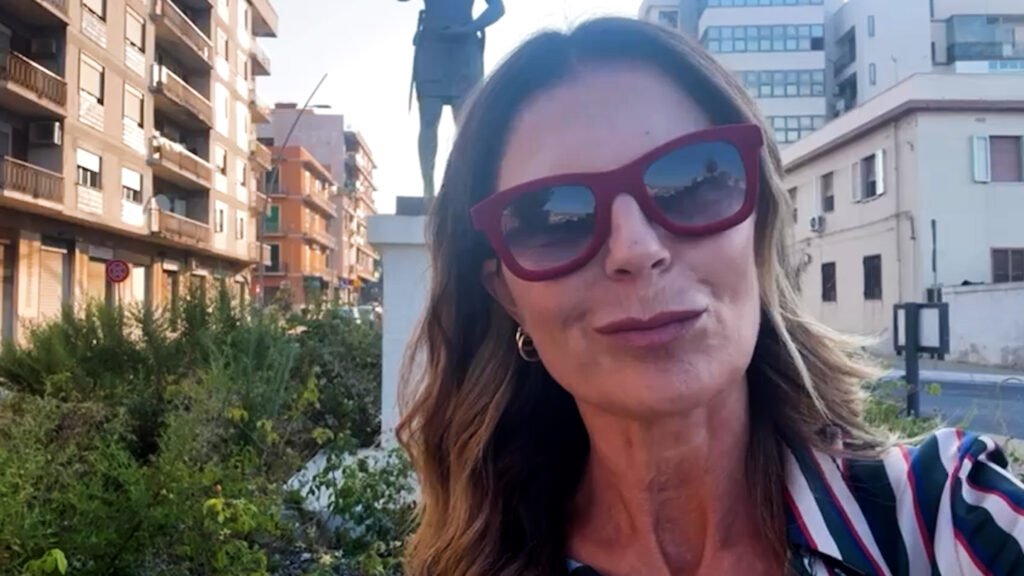 La statua donata da Alex Caminiti e dimenticata dall'Amministrazione: Marina La Rosa "Perché manca il nome dell'autore?" 2 Marina La Rosa