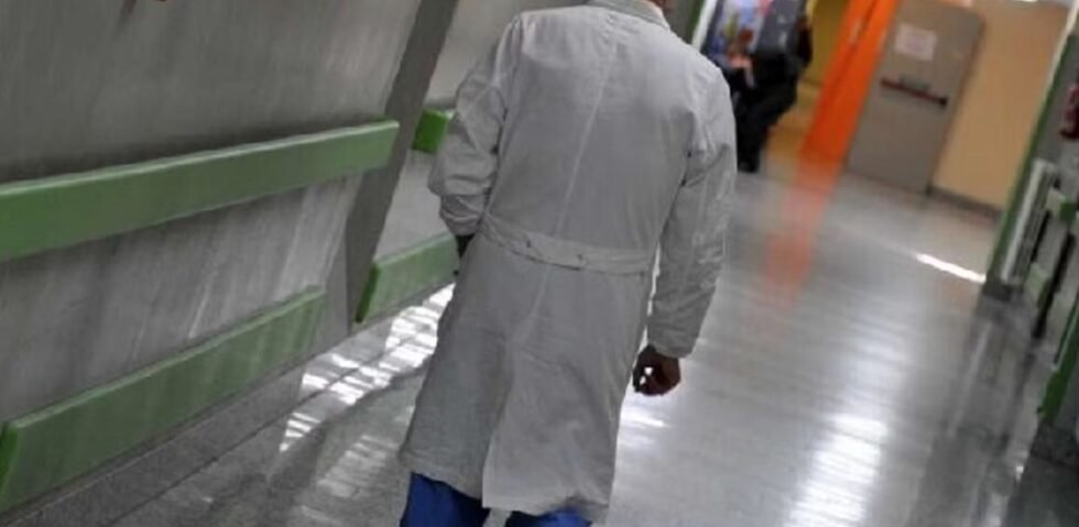 Abusi in ospedale a Paternò, sospeso ex primario: è accusato di violenza sessuale 1 medici