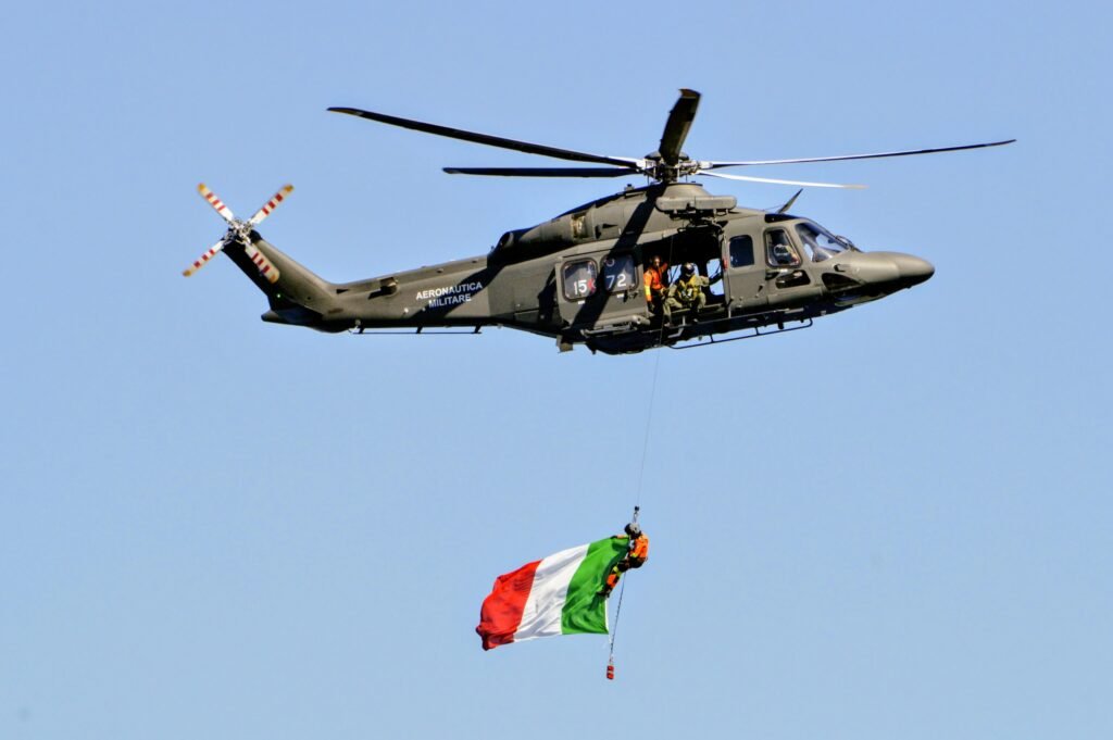 Messina, prove generali dell'Airshow: un elicottero con il Tricolore apre le danze nei cieli dello Stretto 9 1000221993