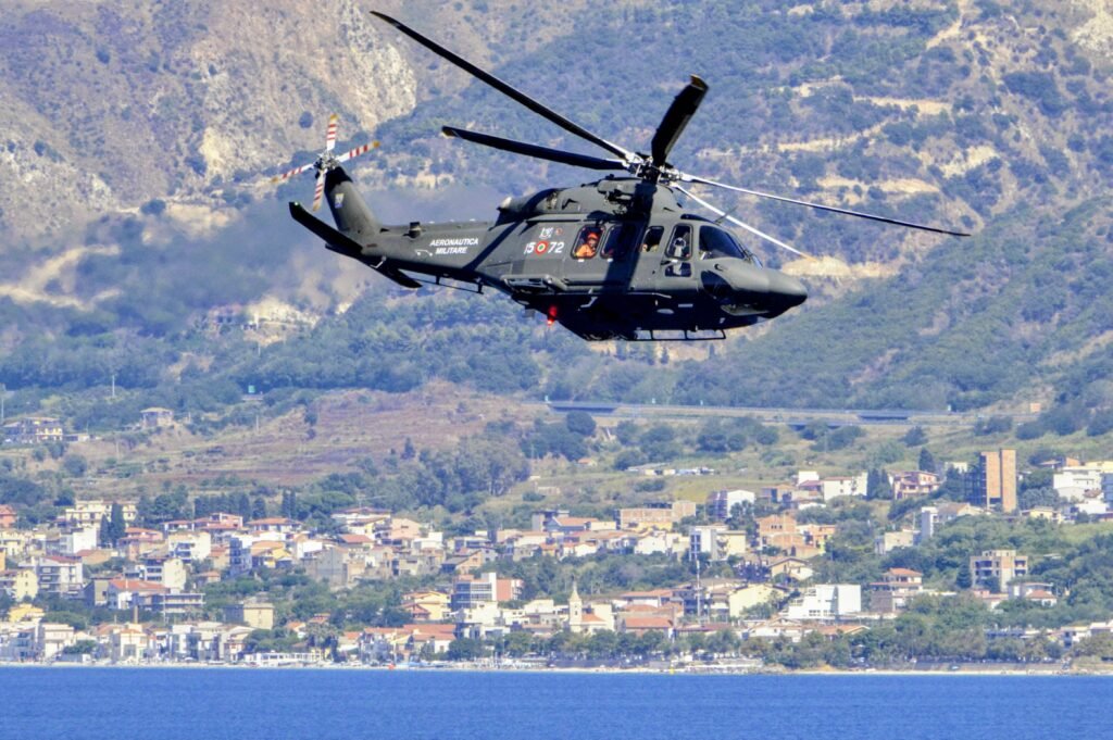 Messina, prove generali dell'Airshow: un elicottero con il Tricolore apre le danze nei cieli dello Stretto 6 1000222013