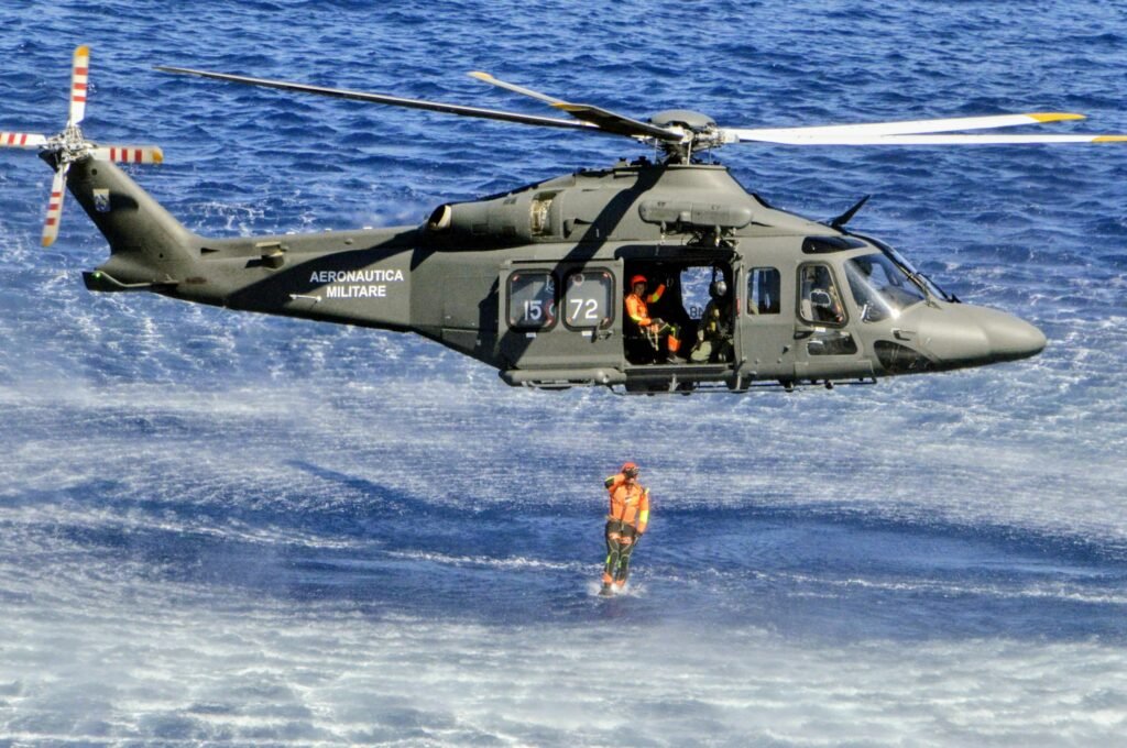 Messina, prove generali dell'Airshow: un elicottero con il Tricolore apre le danze nei cieli dello Stretto 4 1000222025