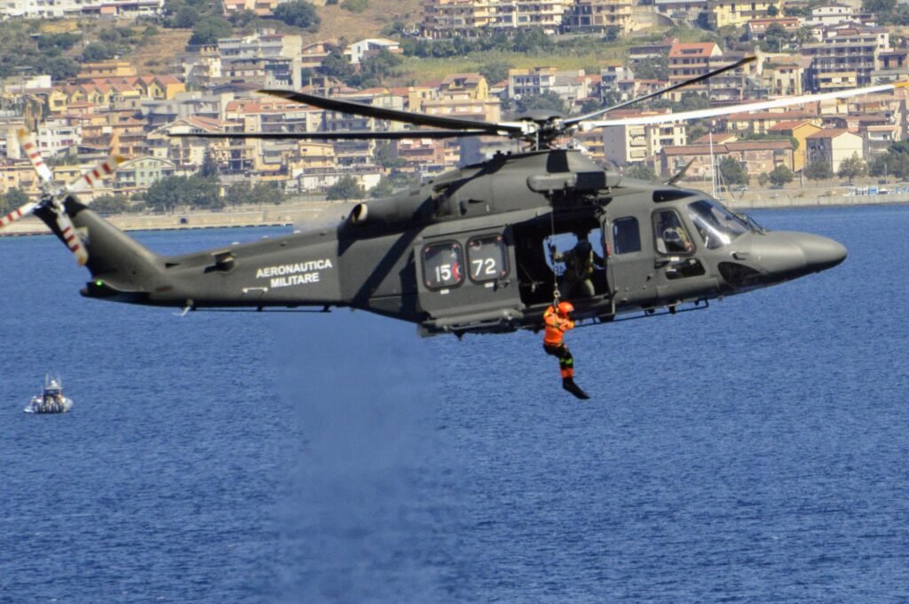 Messina, prove generali dell'Airshow: un elicottero con il Tricolore apre le danze nei cieli dello Stretto 2 1000222033