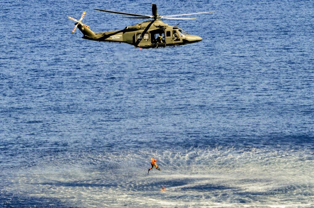Messina, prove generali dell'Airshow: un elicottero con il Tricolore apre le danze nei cieli dello Stretto 14 1000222040