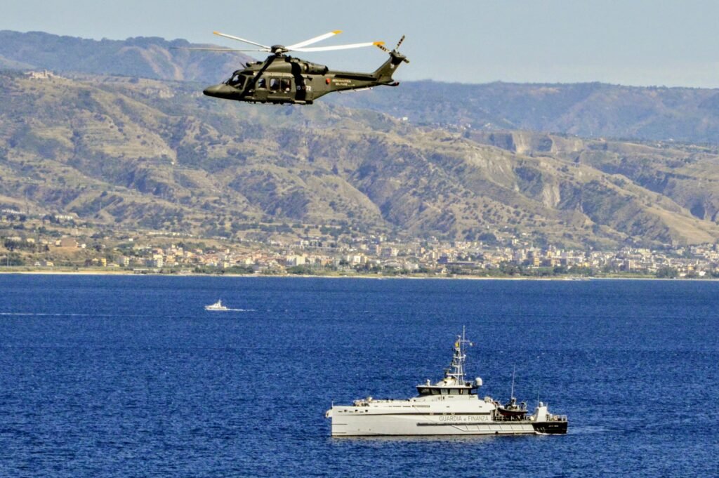 Messina, prove generali dell'Airshow: un elicottero con il Tricolore apre le danze nei cieli dello Stretto 13 1000222044