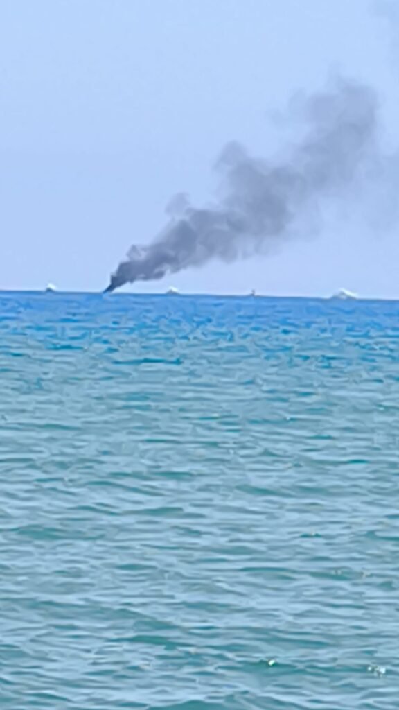 In fiamme una imbarcazione a Portorosa. Trasportata al largo 2 1000225534