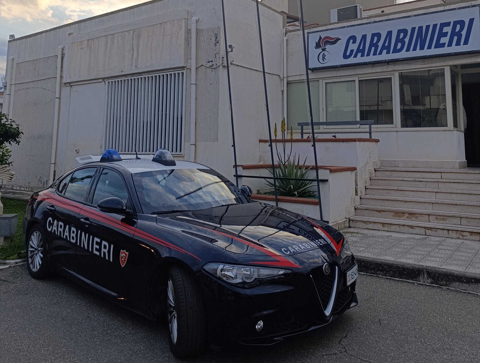 Ferragosto Controlli straordinari dei Carabinieri a Giardini Naxos e Taormina. Due denunciati e due giovani segnalati per uso di droga. 5 Carabinieri repertorio