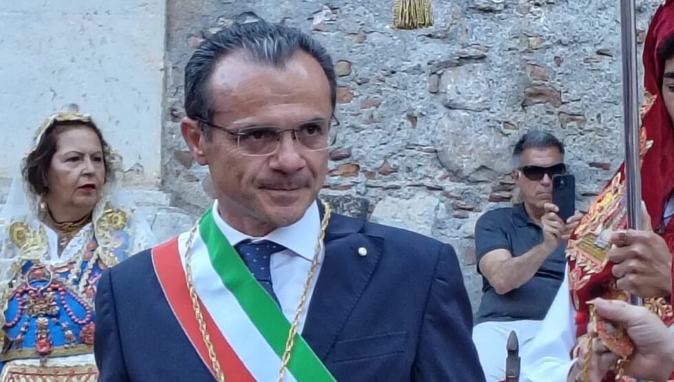 Il Masaniello di Fiumedinisi e l'amico leghista: cronaca di un abbraccio che soffoca 1 De Luca 022