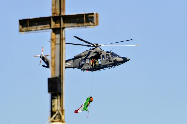 Messina, prove generali dell'Airshow: un elicottero con il Tricolore apre le danze nei cieli dello Stretto​