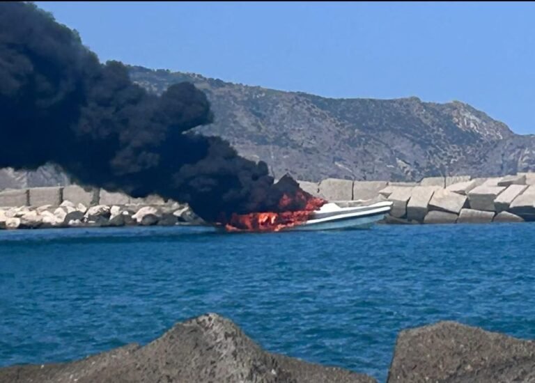In fiamme una imbarcazione a Portorosa. Trasportata al largo
