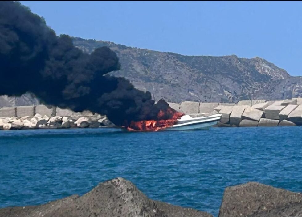 In fiamme una imbarcazione a Portorosa. Trasportata al largo 1 IMG 20250807 WA0005