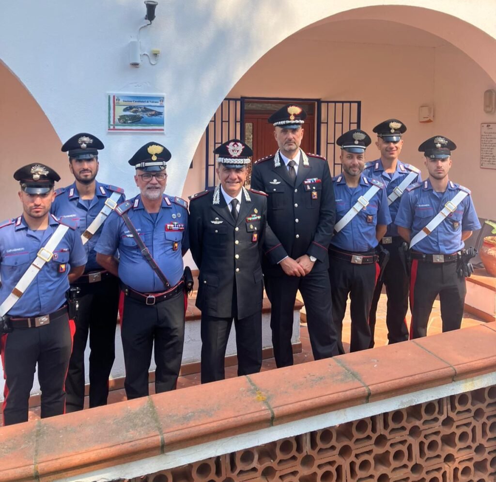 IL GENERALE DI BRIGATA UBALDO DEL MONACO VISITA I REPARTI DELL’ARMA NELLE ISOLE EOLIE. 2 IMG 20250816 WA0000