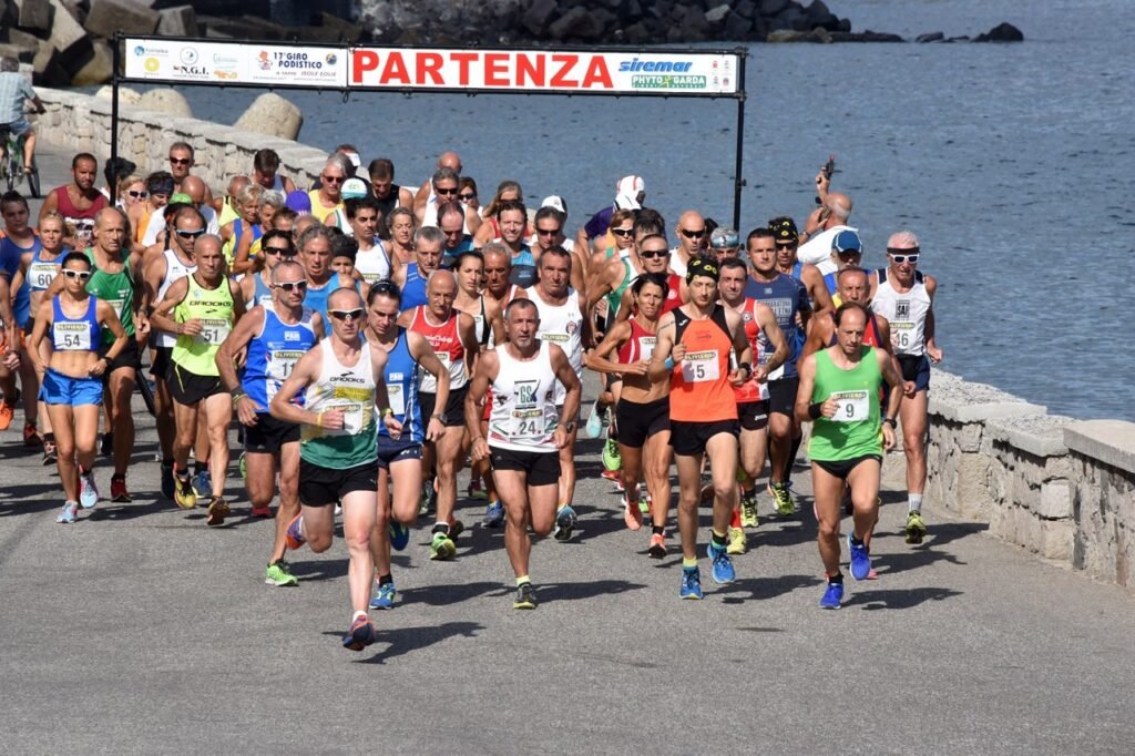 IL “23° GIRO PODISTICO A TAPPE DELLE ISOLE EOLIE” SVELA I PERCORSI 2025 3 La partenza della tappa Acquacalda Canneto