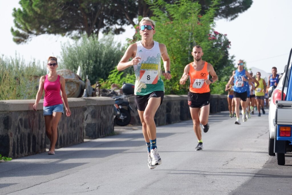 Cresce l’attesa per l’inizio del “23° Giro Podistico a Tappe delle Eolie” 4 Mattia Guidetti guida il gruppo in una passata edizione