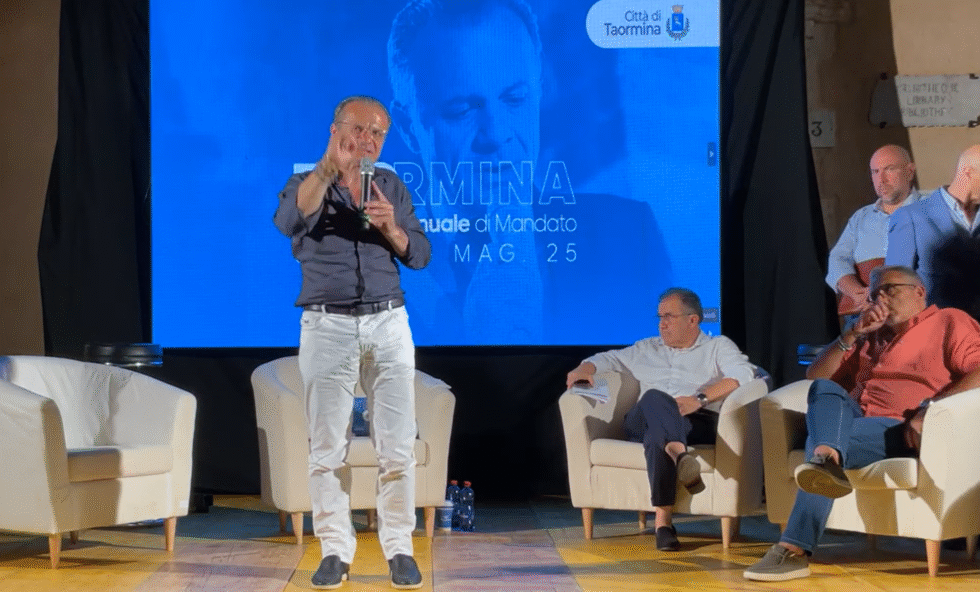 La piazza vuota, specchio della solitudine politica di De Luca 1 Screenshot 2025 08 02 090958