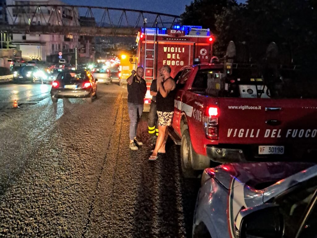 Incidente svincolo di Gazzi: 4 mezzi coinvolti e feriti lievi 3 Incidente Gazzi