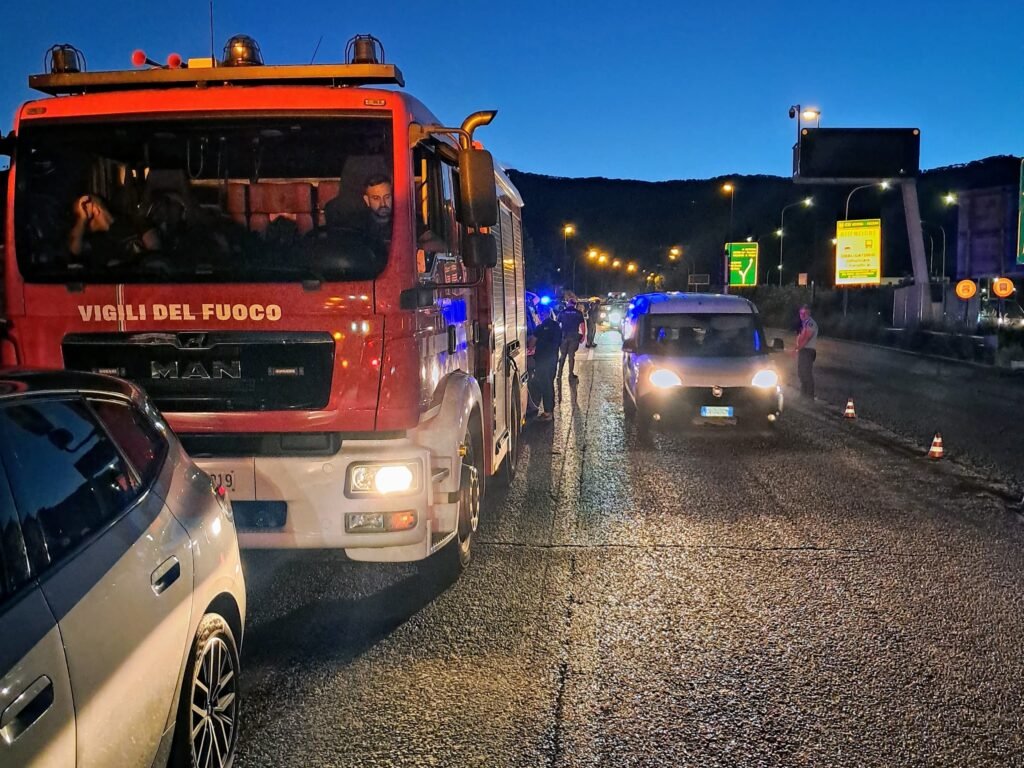 Incidente svincolo di Gazzi: 4 mezzi coinvolti e feriti lievi 2 Incidente Gazzi