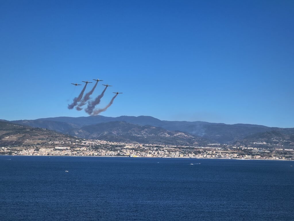 Messina, prove generali dell'Airshow: un elicottero con il Tricolore apre le danze nei cieli dello Stretto 18 WhatsApp Image 2025 08 02 at 17.26.24