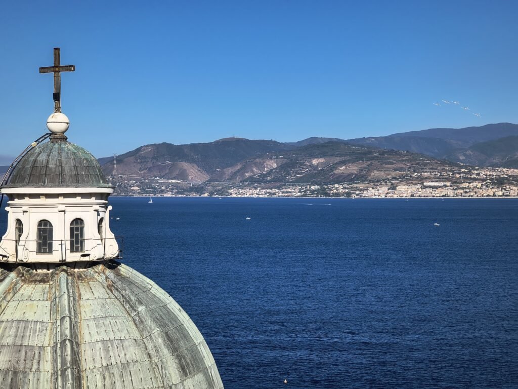 Messina, prove generali dell'Airshow: un elicottero con il Tricolore apre le danze nei cieli dello Stretto 17 WhatsApp Image 2025 08 02 at 17.26.241 1