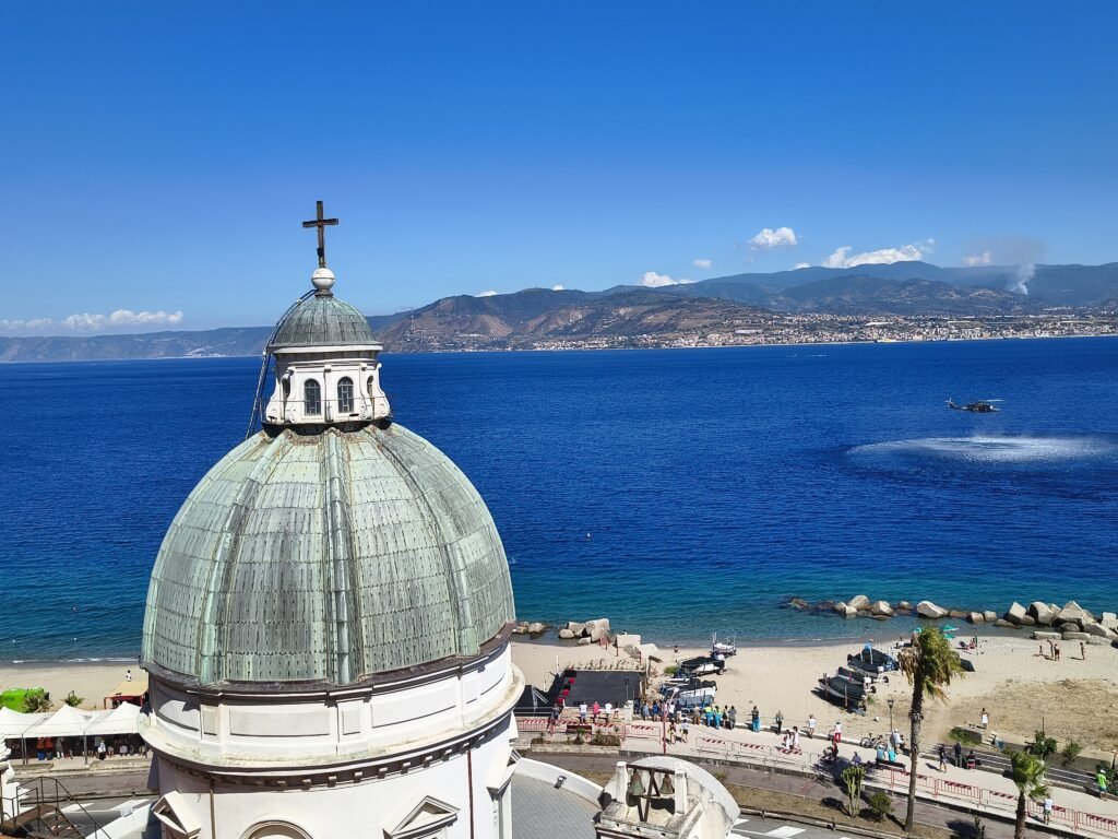 Messina, prove generali dell'Airshow: un elicottero con il Tricolore apre le danze nei cieli dello Stretto 16 WhatsApp Image 2025 08 02 at 17.26.242